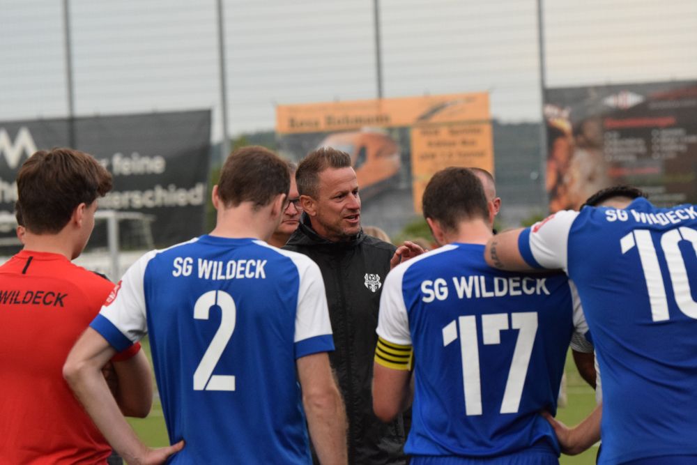 Trainer und Spieler auf dem Sportplatz